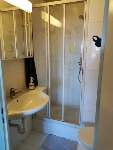 حمام; ضوء طبيعي, أرضية من البلاط