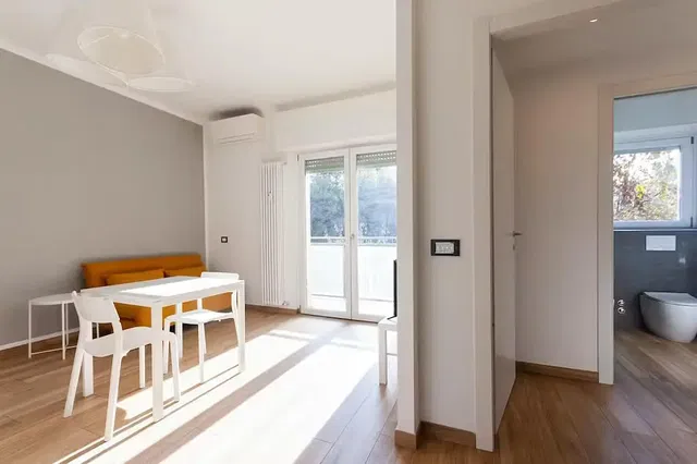 Woonkamer; natuurlijk licht, houten vloer