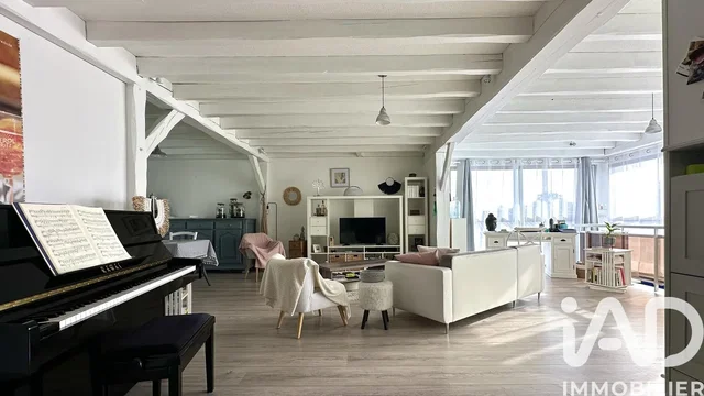 Σαλόνι; φυσικό φως, ξύλινες δοκούς, μοντέρνο στυλ