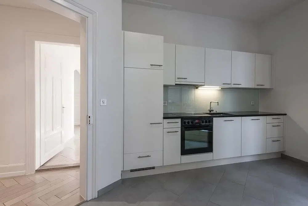 Mutfak; mutfak aletleri, fayans zemin, doğal ışık, modern stil