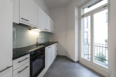 Mutfak; mutfak aletleri, fayans zemin, manzara, doğal ışık