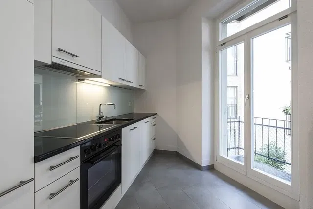 Mutfak; mutfak aletleri, fayans zemin, manzara, doğal ışık