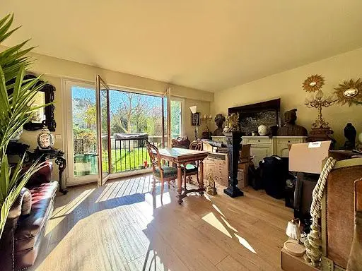 Oturma odası; manzara, ahşap zemin, doğal ışık