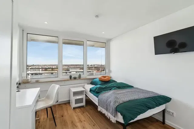 Dormitorio; vista, luz natural, suelo de madera, estilo moderno