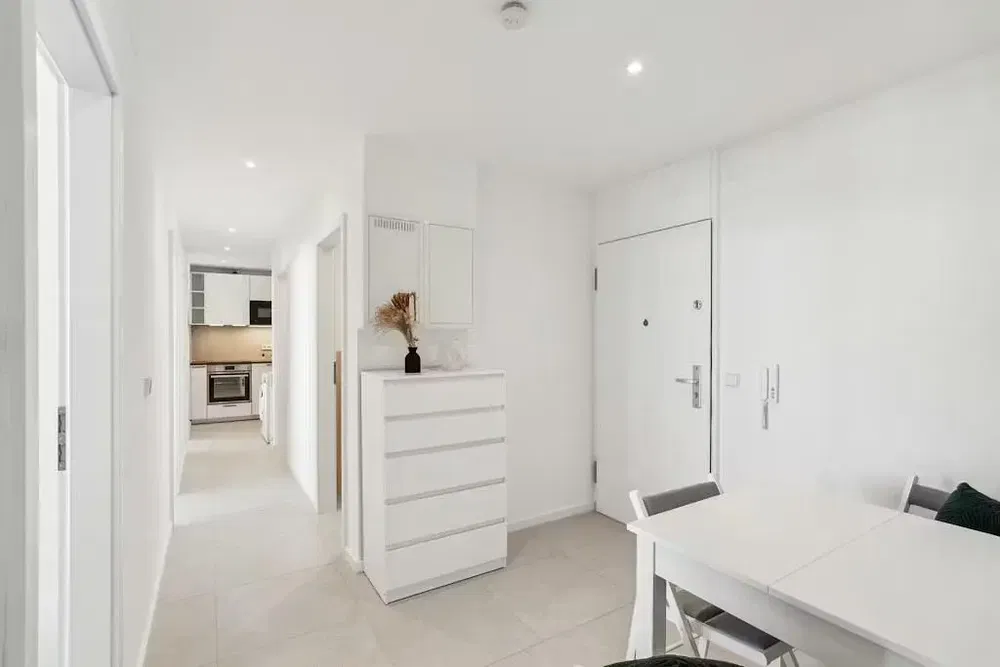 Eetkamer; natuurlijk licht, tegelvloer, moderne stijl