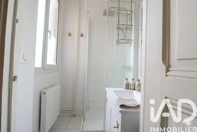 Badkamer; natuurlijk licht, tegelvloer, gerenoveerd