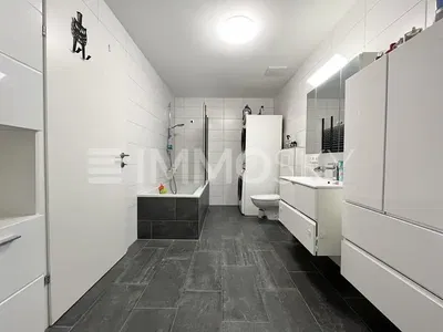 Banyo; fayans zemin, tadilatlı, doğal ışık, modern stil