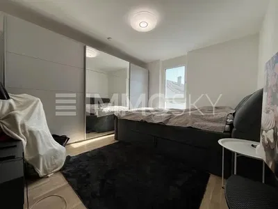 Yatak odası; ahşap zemin, doğal ışık, modern stil