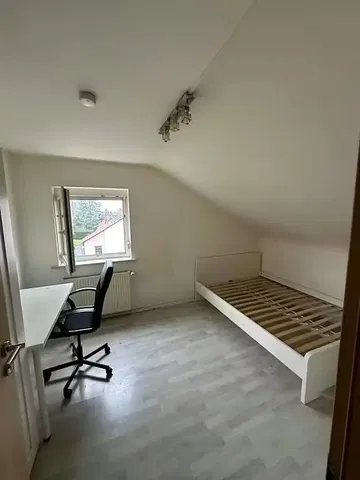 Dormitorio; luz natural, suelo de madera