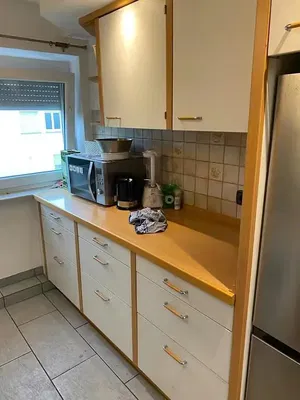 Keuken; keukenapparatuur, tegelvloer, natuurlijk licht