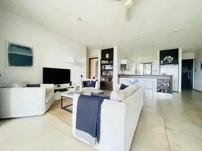 Wohnzimmer; fliesenboden, tageslicht, moderner stil