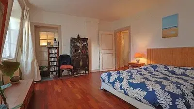 Yatak odası; ahşap zemin, doğal ışık