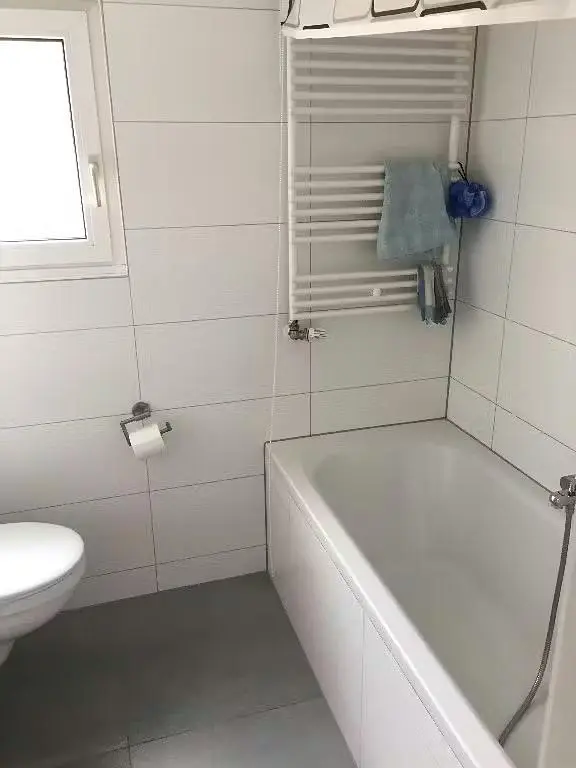 Casa de banho; chão de azulejo, luz natural