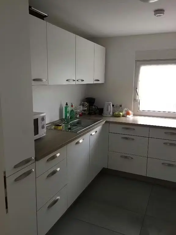 Cozinha; eletrodomésticos, chão de azulejo, luz natural