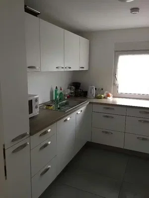 Cozinha; eletrodomésticos, chão de azulejo, luz natural