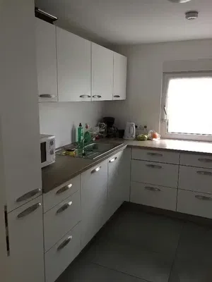 Keuken; keukenapparatuur, tegelvloer, natuurlijk licht