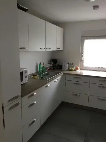 Cocina; electrodomésticos, suelo de baldosas, luz natural