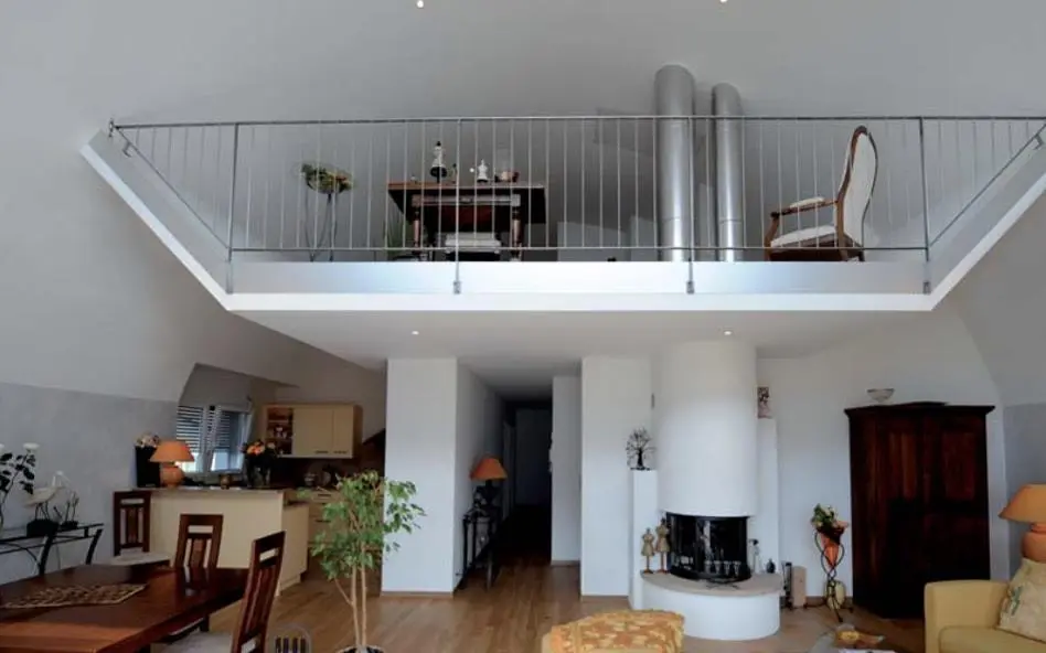 Oturma odası; şömine, ahşap zemin, doğal ışık, modern stil