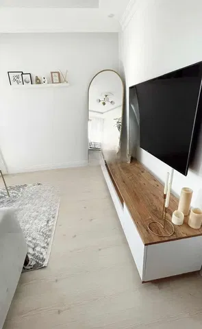 Sala de estar; chão de madeira, luz natural, estilo moderno