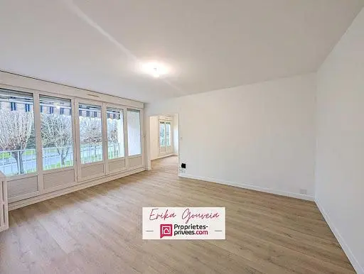 Wohnzimmer; blick, holzboden, tageslicht