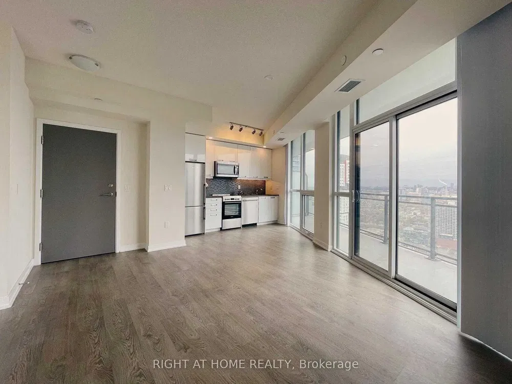 Soggiorno; vista, pavimento in piastrelle, ristrutturato, luce naturale