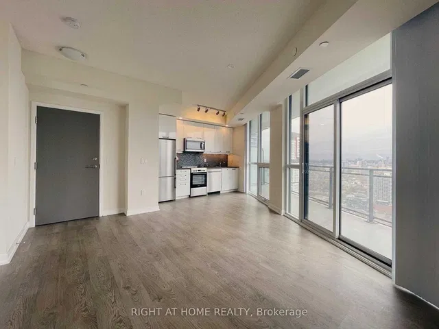 Soggiorno; vista, pavimento in piastrelle, ristrutturato, luce naturale