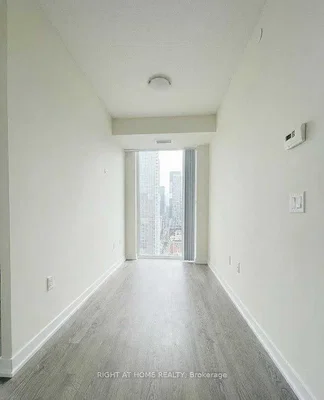 Soggiorno; vista, pavimento in legno, luce naturale