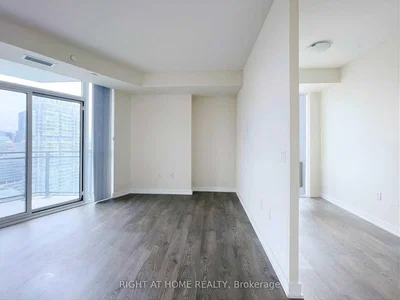 Soggiorno; vista, pavimento in piastrelle, luce naturale, ristrutturato