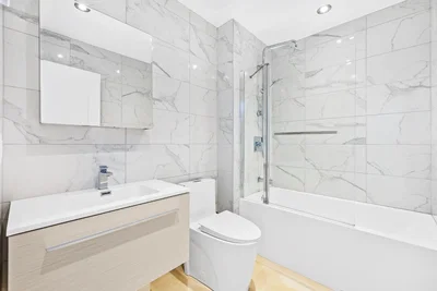 Salle de bain; carrelage, rénové, lumière naturelle, style moderne