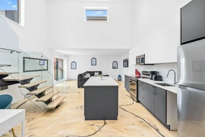 Cuisine; électroménager, lumière naturelle, style moderne, parquet