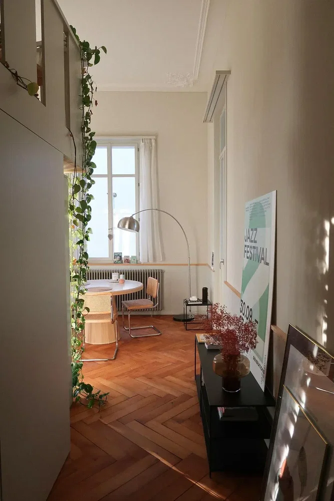 Wohnzimmer; tageslicht, holzboden, moderner stil