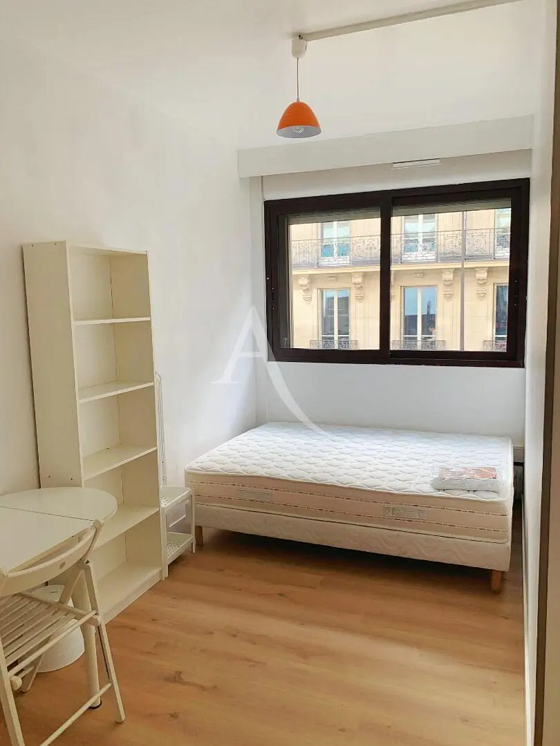 Yatak odası; doğal ışık, ahşap zemin