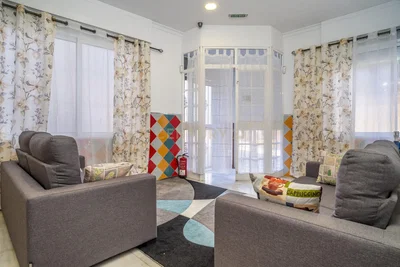 Oturma odası; doğal ışık, modern stil