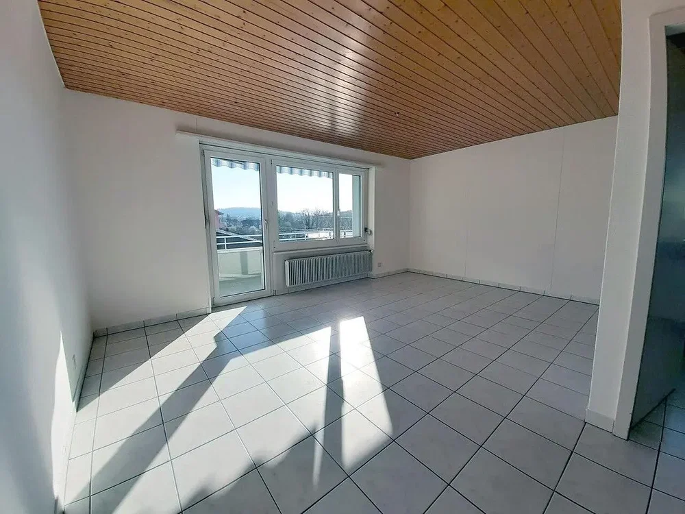 Wohnzimmer; fliesenboden, blick, tageslicht, holzbalken