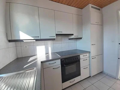 Küche; küchengeräte, fliesenboden, tageslicht, moderner stil