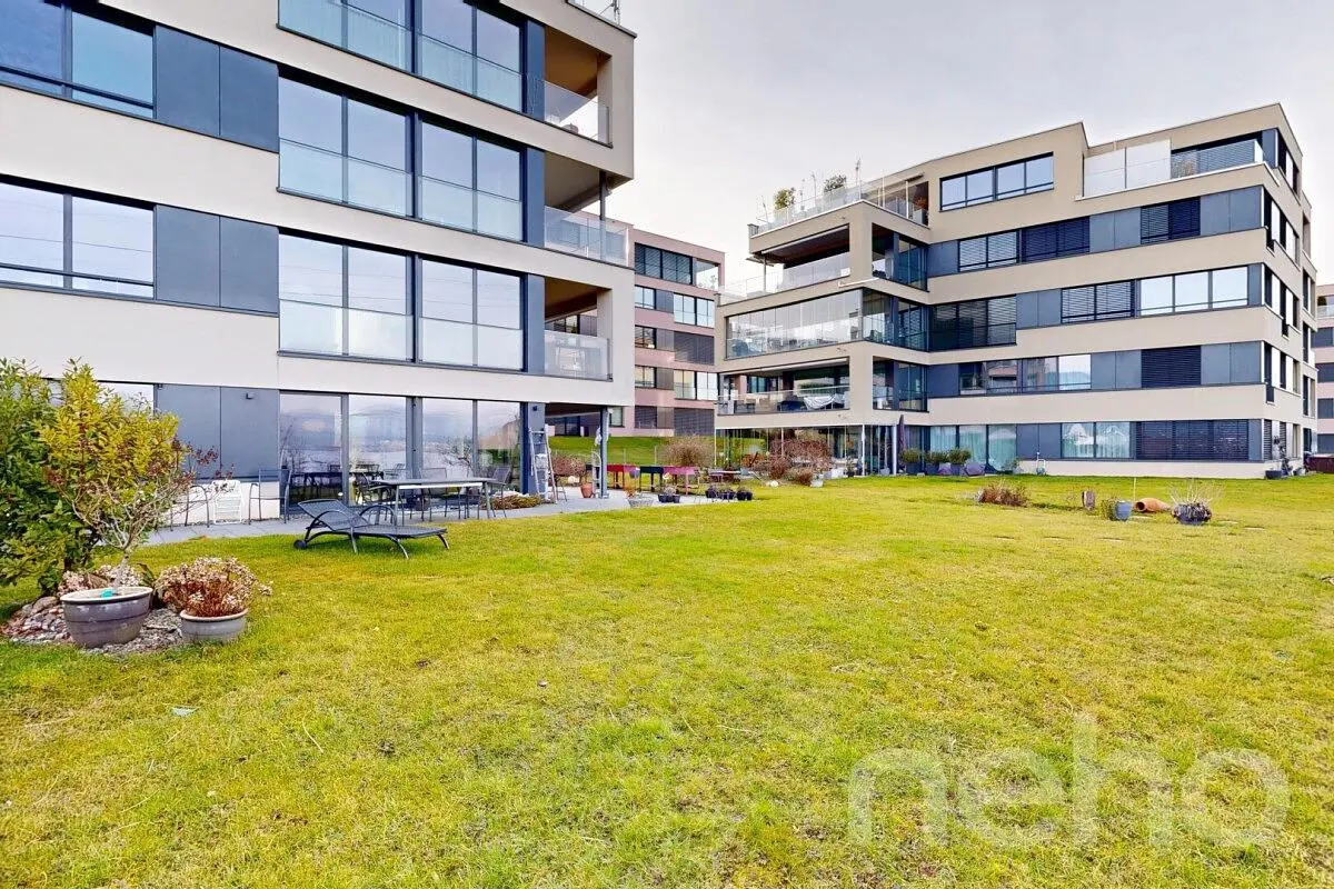 Maison et environs; lumière naturelle