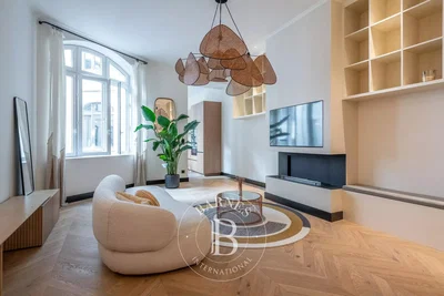 Oturma odası; manzara, doğal ışık, modern stil, ahşap zemin