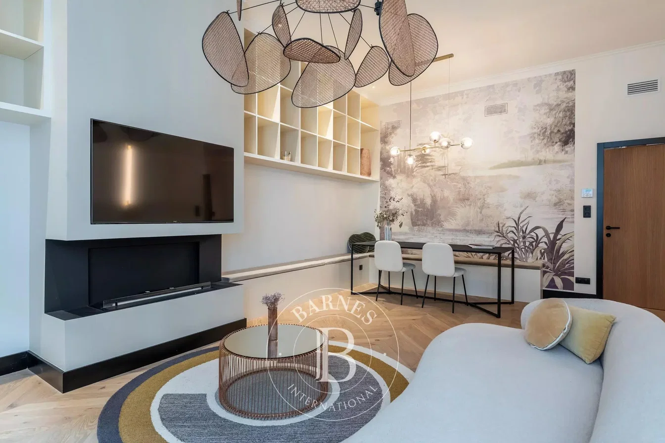 Oturma odası; modern stil, ahşap zemin, doğal ışık, tadilatlı
