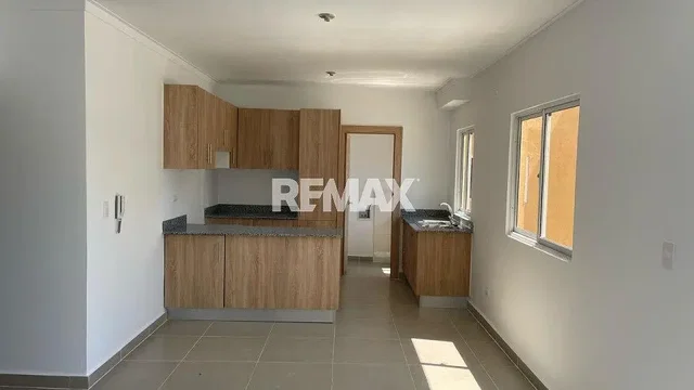 مطبخ; أجهزة المطبخ, أرضية من البلاط, ضوء طبيعي
