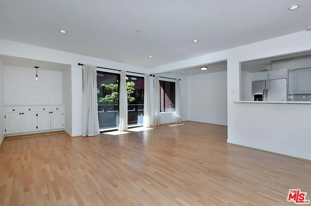 Wohnzimmer; tageslicht, holzboden, renoviert