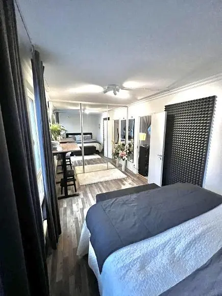 Chambre; lumière naturelle, parquet