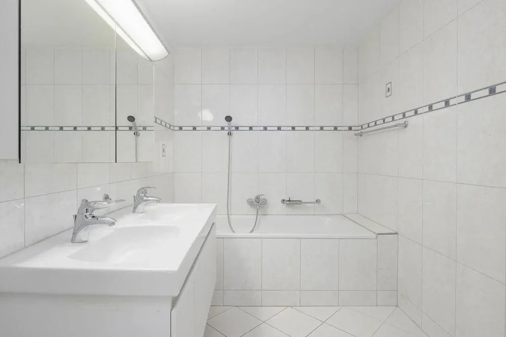 Badezimmer; fliesenboden, renoviert, tageslicht