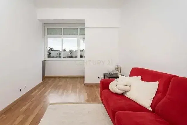 Salón; suelo de madera, luz natural