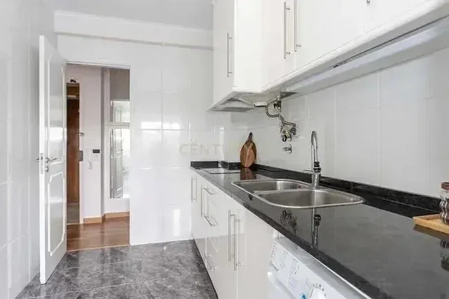 Cocina; electrodomésticos, suelo de baldosas