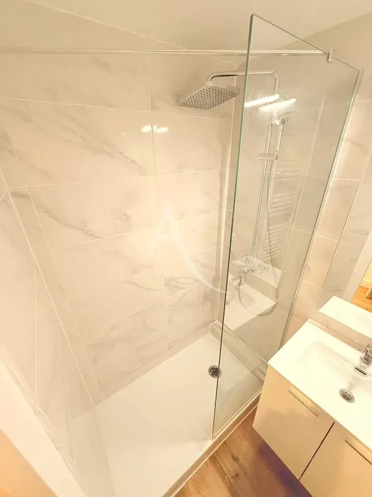 Купатило; плочице, природно светло, реновиран