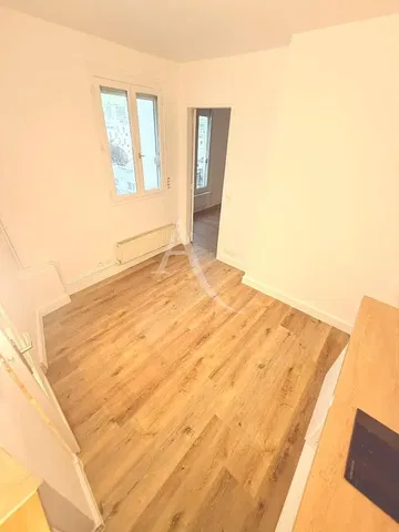 Dnevna soba; drveni pod, prirodno svjetlo