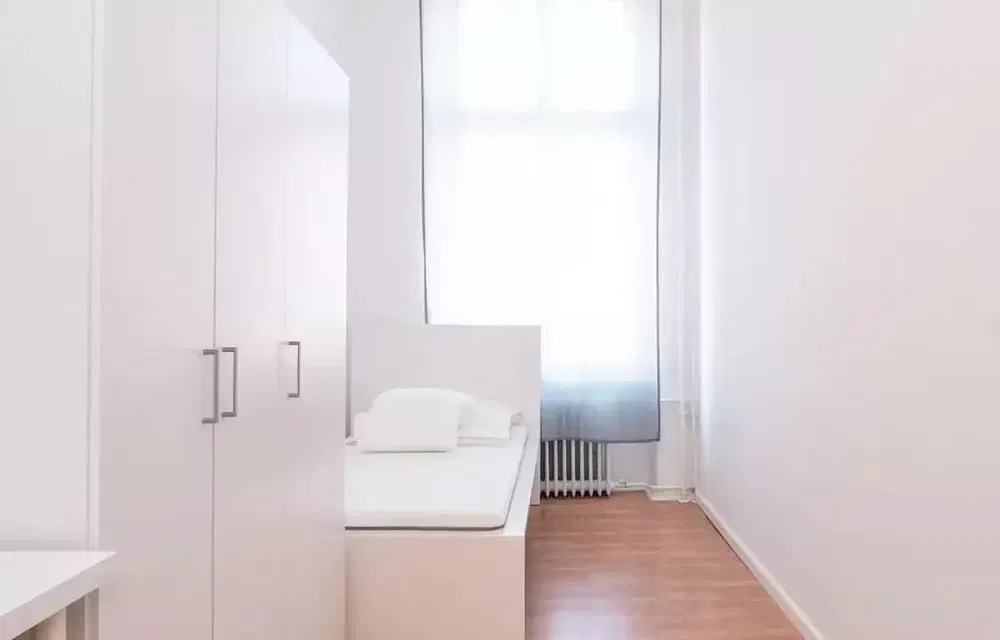 Schlafzimmer; tageslicht, holzboden