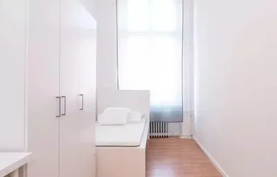 Schlafzimmer; tageslicht, holzboden