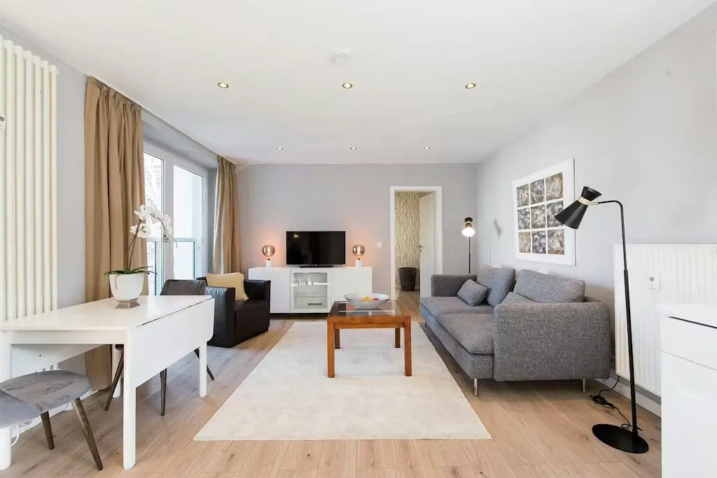 Woonkamer; natuurlijk licht, moderne stijl, houten vloer