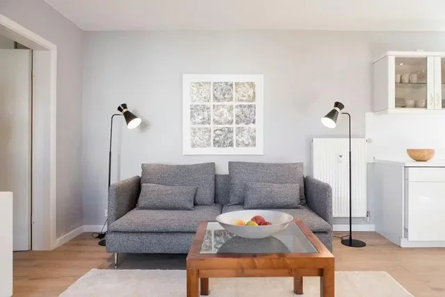 Woonkamer; houten vloer, natuurlijk licht, moderne stijl